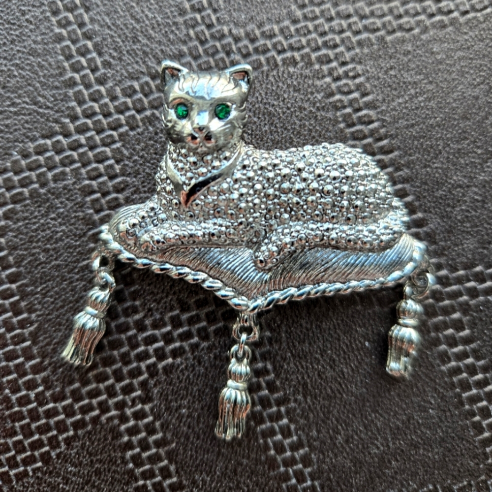 Vintage Royal Cat on tassel Pillow brooch pin Emerald eyes designer Avon